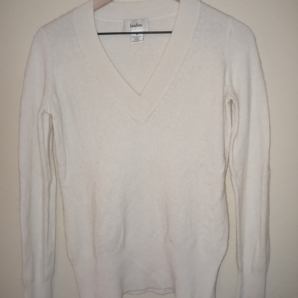 Neiman Marcus Cashmere off white Sweater - Picture 2 of 8